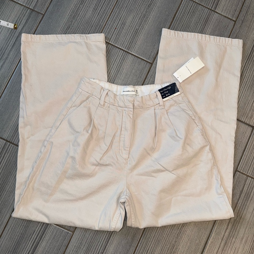 Abercrombie & Fitch cream Ultra High Wide Leg Pants Curvy - Size 0/25 Short